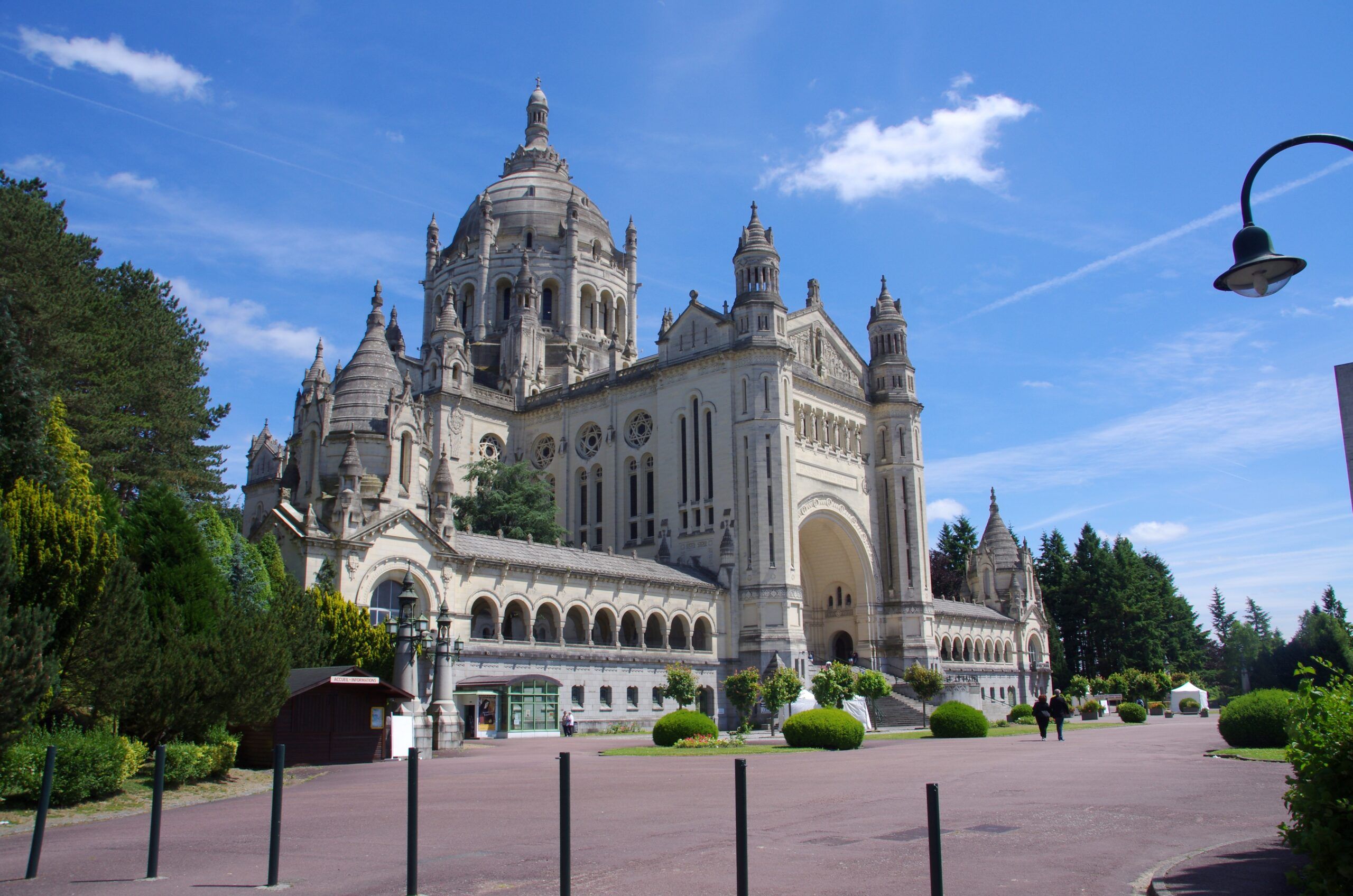 Basílica de Santa Thérèse de Lisieux, Normandía con niños